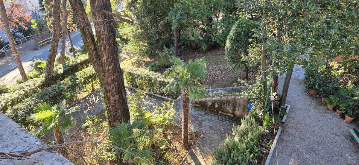 ABBAZIA, piano di una villa con parcheggio vicino al mare