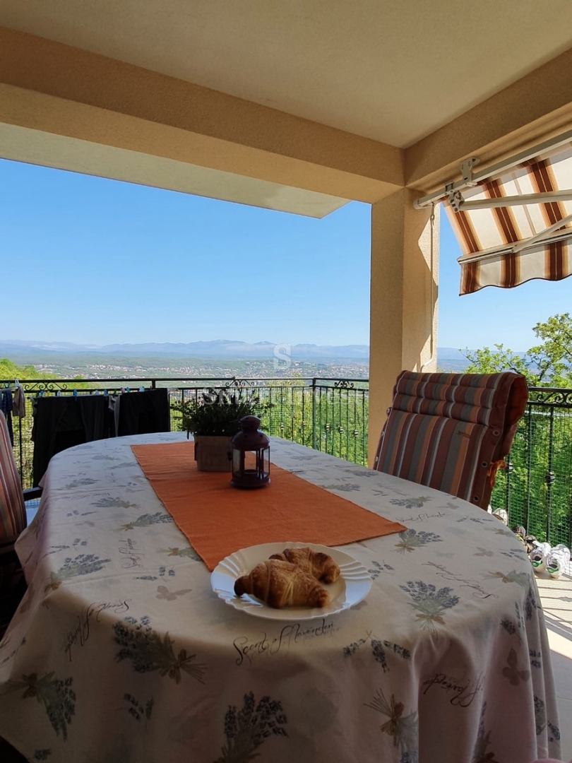 MATULJI - BREGI, splendido appartamento con 3 camere da letto e balcone