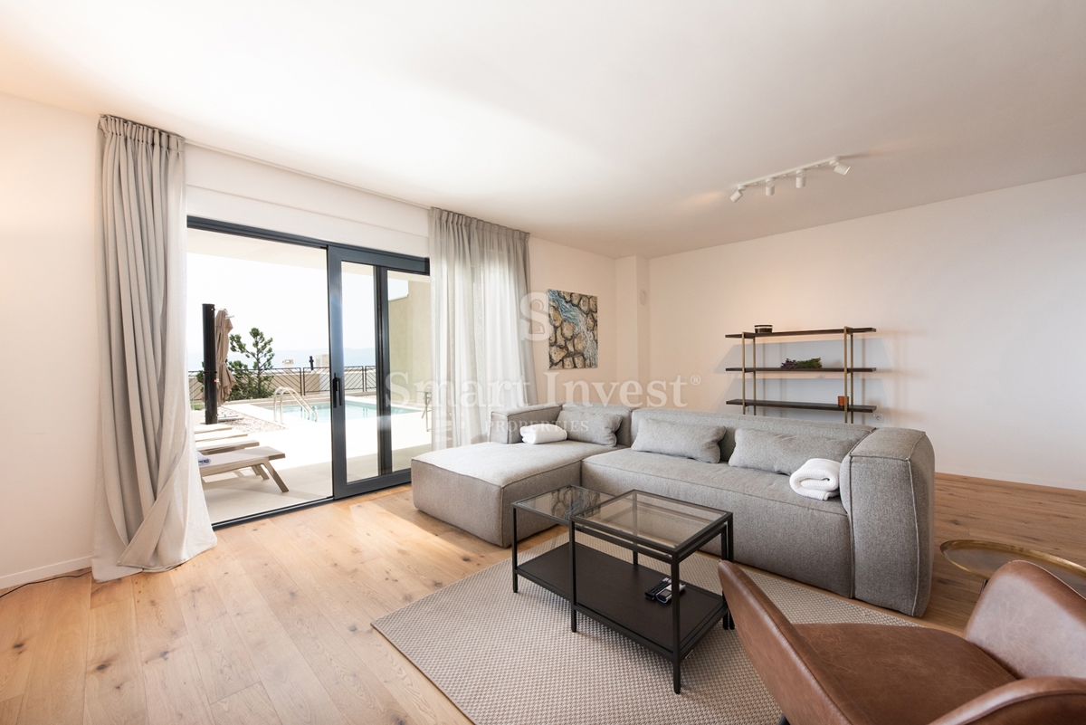 KOSTRENA, villa bifamiliare con piscina e vista mare