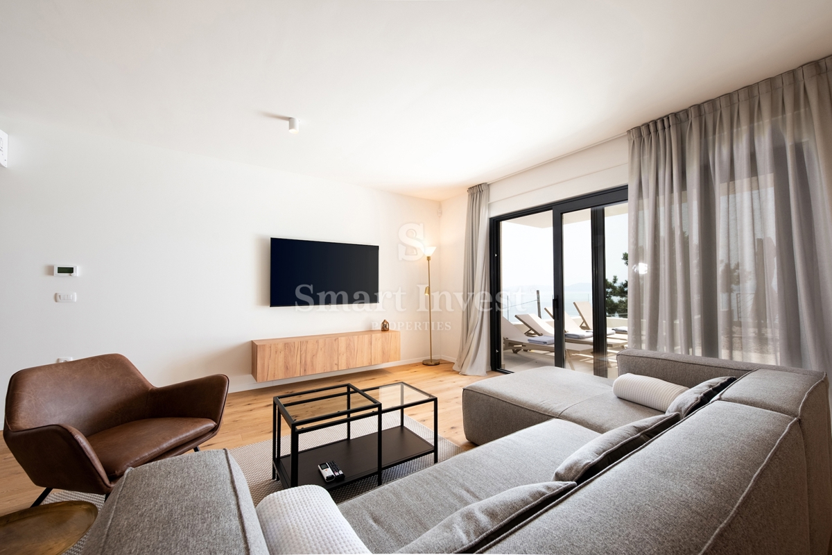 KOSTRENA, villa bifamiliare con piscina e vista mare