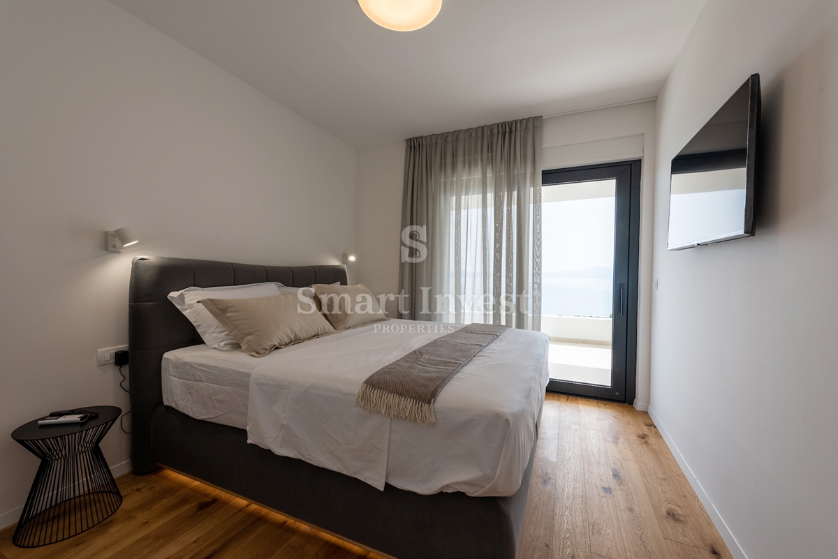 KOSTRENA, villa bifamiliare con piscina e vista mare