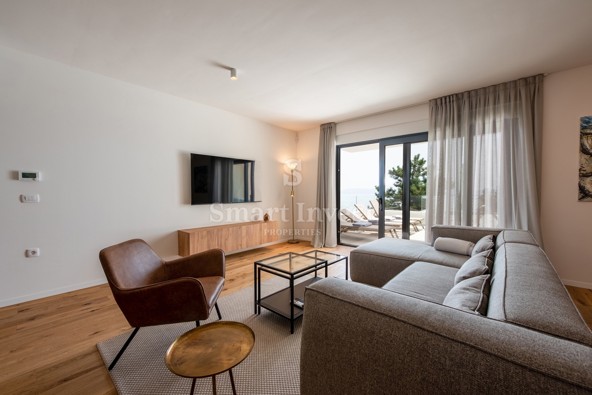 KOSTRENA, villa bifamiliare con piscina e vista mare