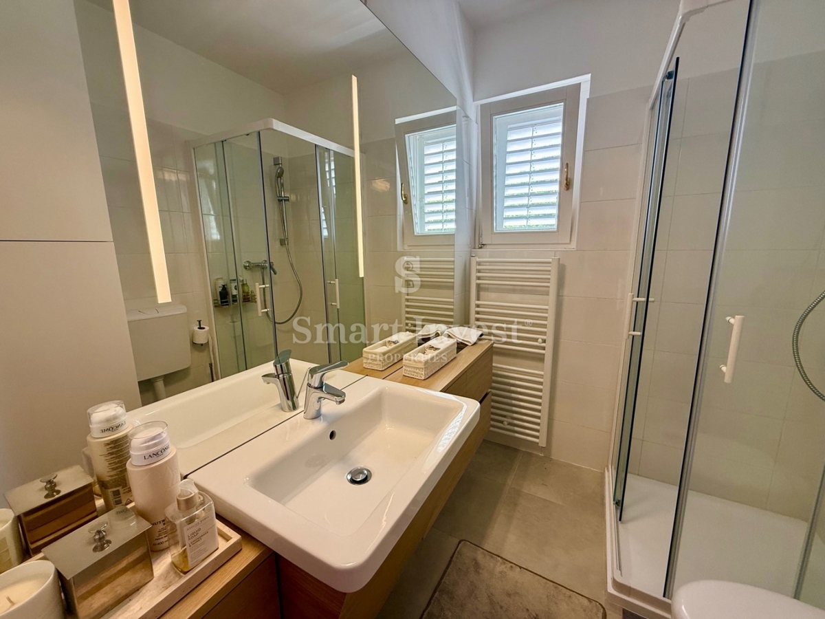 LOVRAN, appartamento modernamente arredato con vista mare