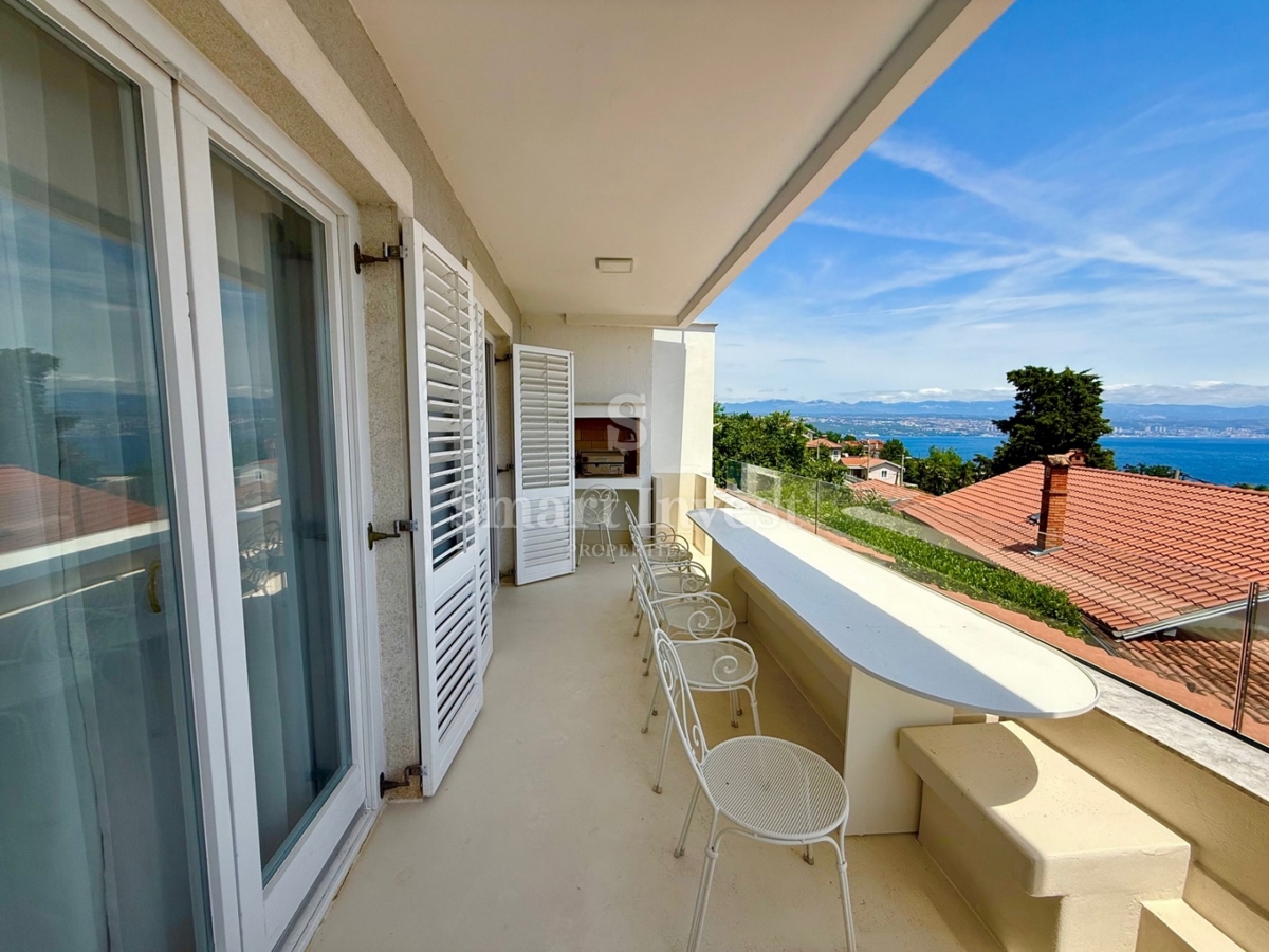 LOVRAN, appartamento modernamente arredato con vista mare