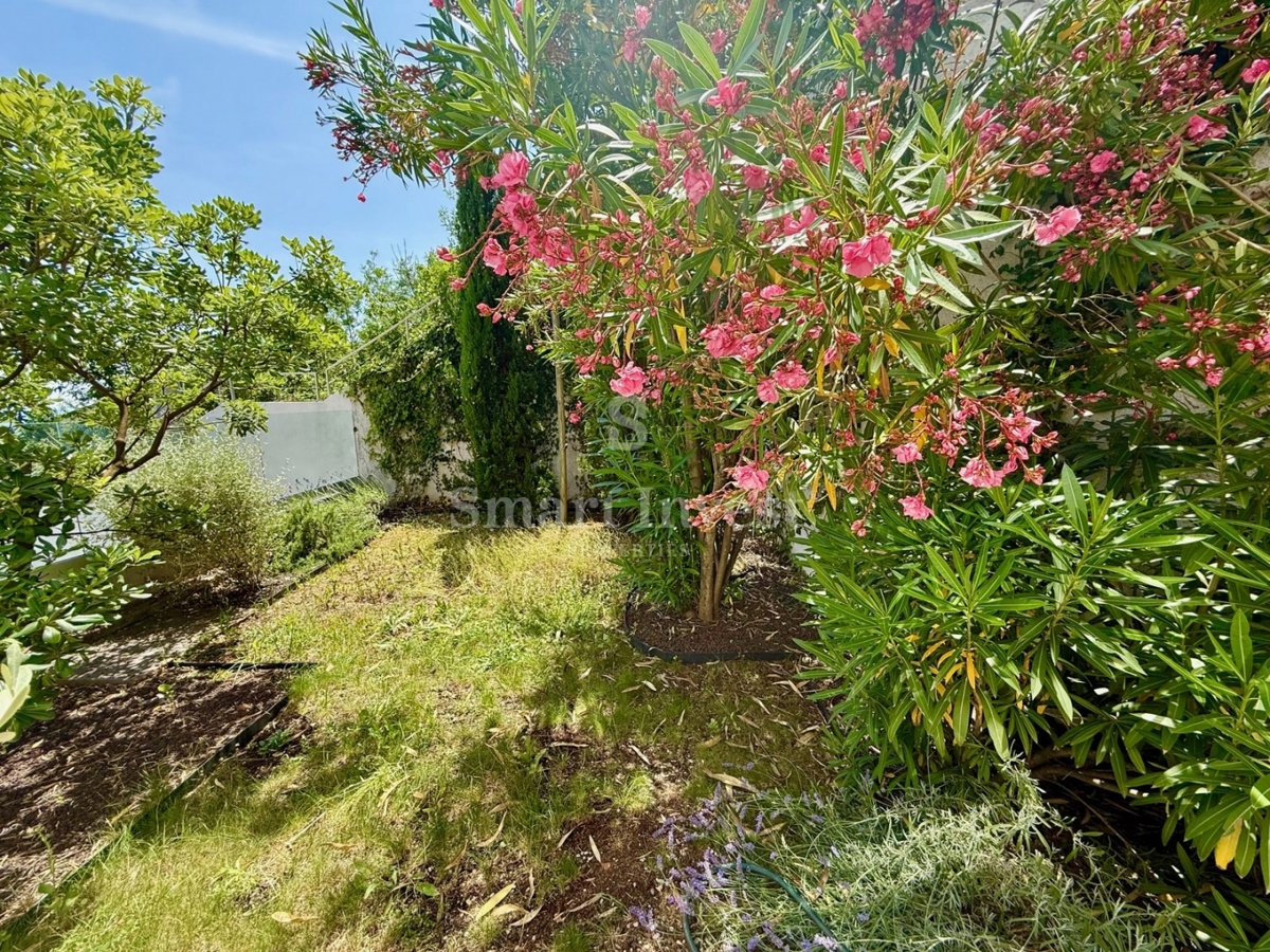 LOVRAN, appartamento modernamente arredato con vista mare