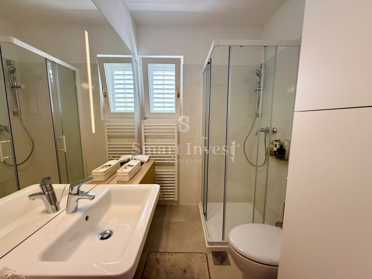 LOVRAN, appartamento modernamente arredato con vista mare