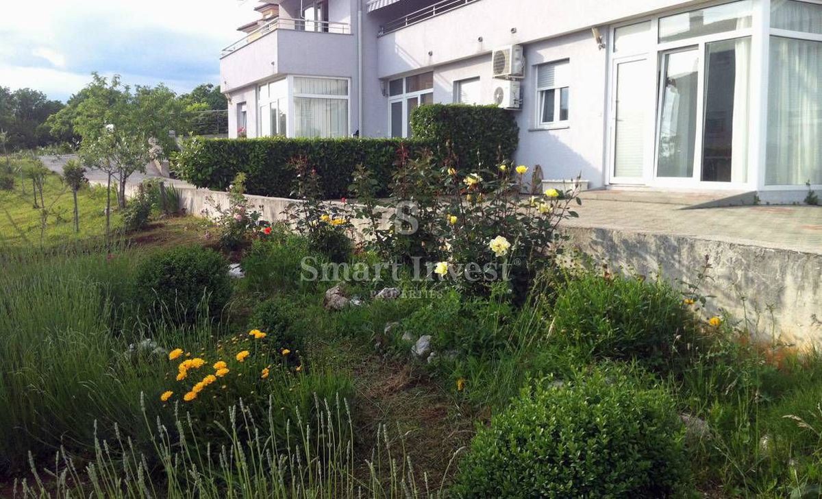 KOSTRENA, appartamento trilocale con grande terrazza e vista mare