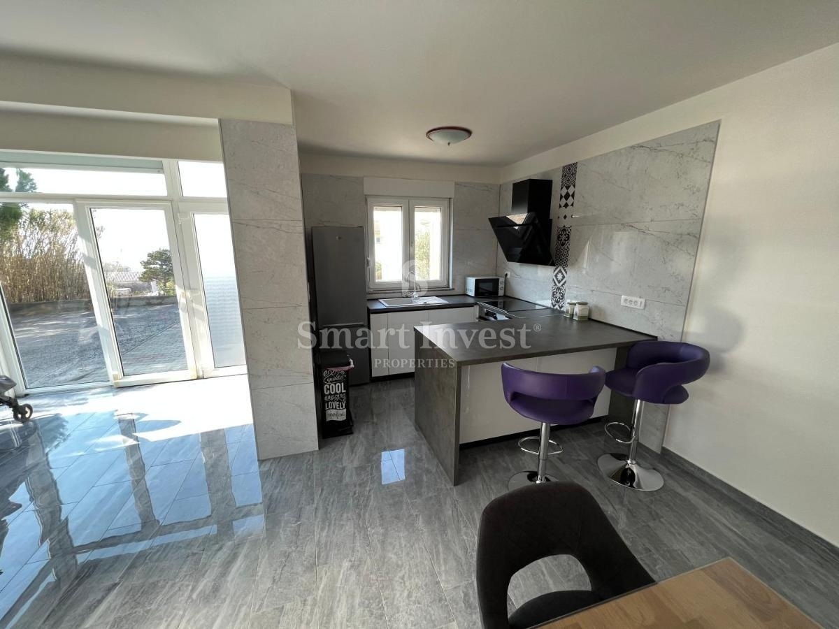 KOSTRENA, appartamento trilocale con grande terrazza e vista mare