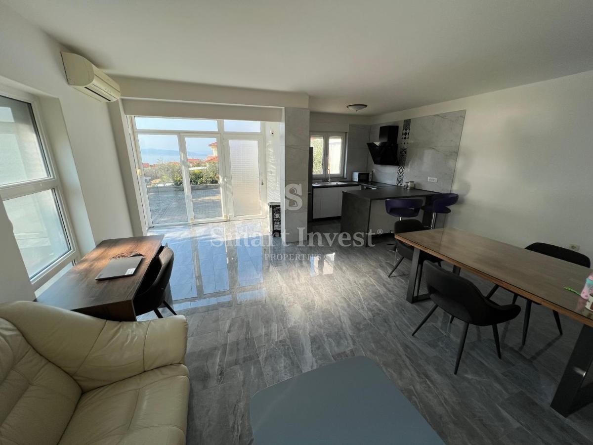 KOSTRENA, appartamento trilocale con grande terrazza e vista mare