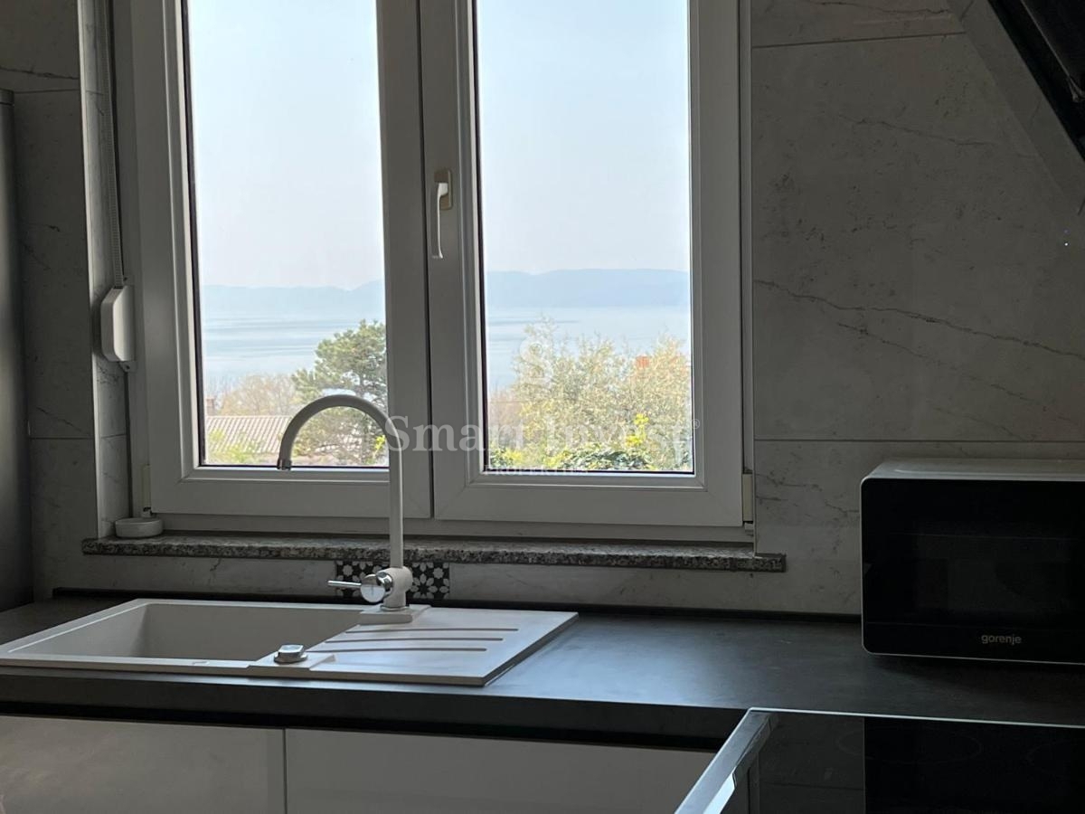 KOSTRENA, appartamento trilocale con grande terrazza e vista mare