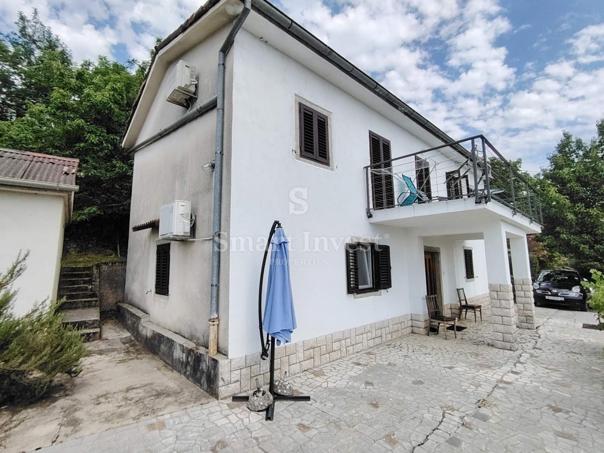 LAURANA, casa con ampio terreno di 2437 m2