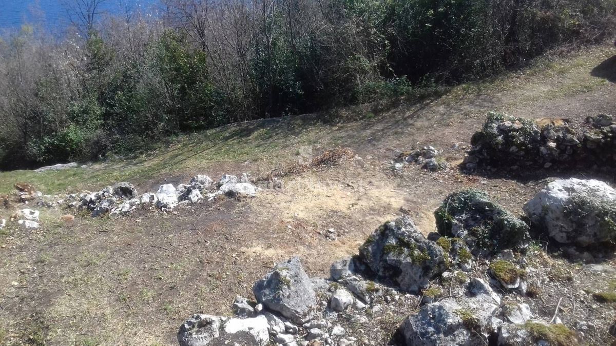 LOVRAN, Terreno edificabile di 994 m2 con una bellissima vista sul mare