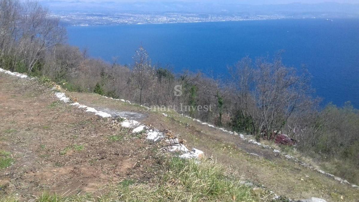 LOVRAN, Terreno edificabile di 994 m2 con una bellissima vista sul mare