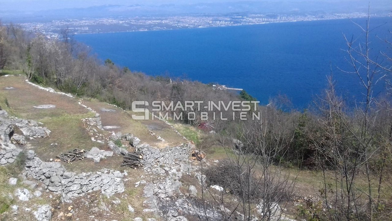 LOVRAN, Terreno edificabile di 994 m2 con una bellissima vista sul mare