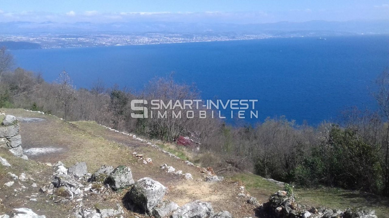 LOVRAN, Terreno edificabile di 994 m2 con una bellissima vista sul mare