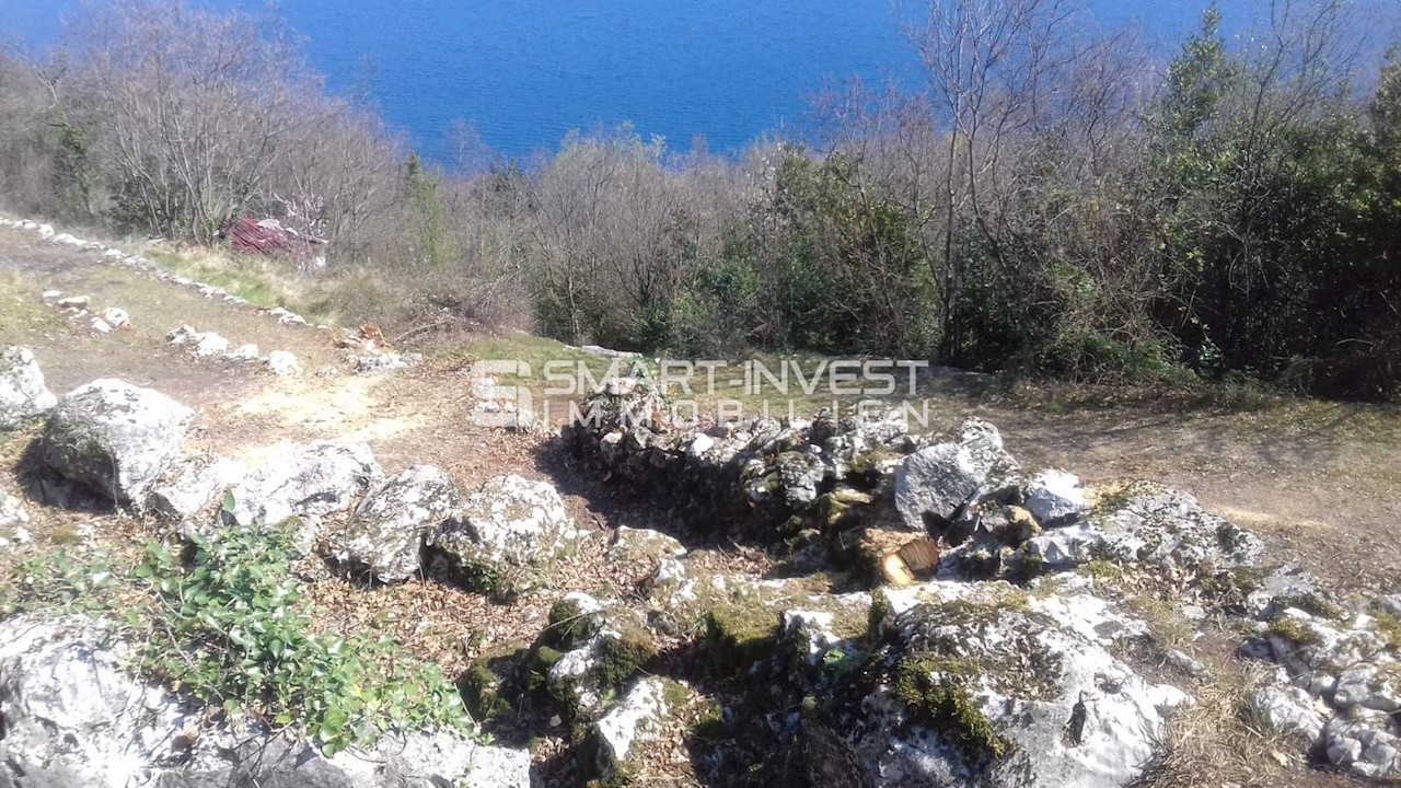 LOVRAN, Terreno edificabile di 994 m2 con una bellissima vista sul mare