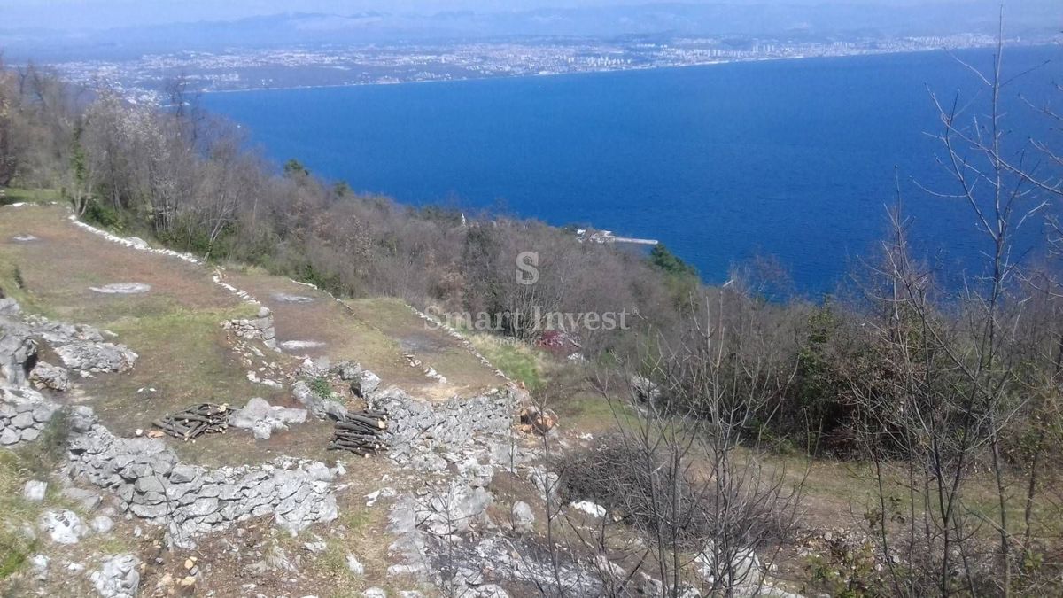 LOVRAN, Terreno edificabile di 994 m2 con una bellissima vista sul mare