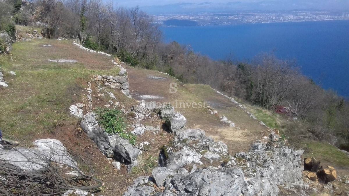 LOVRAN, Terreno edificabile di 994 m2 con una bellissima vista sul mare