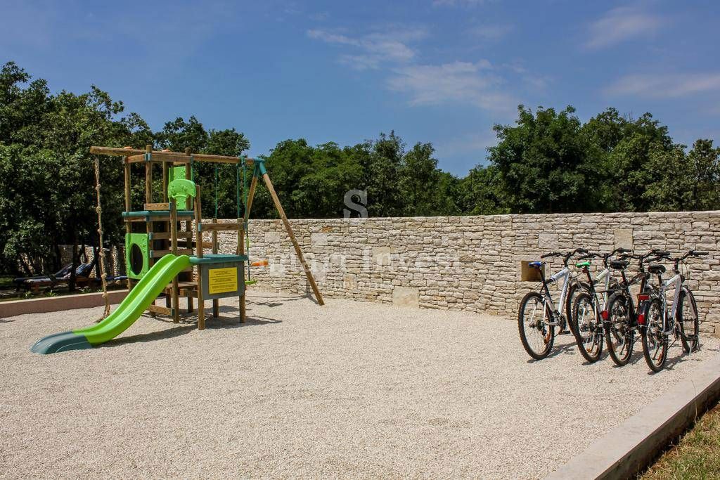ISTRIA - Svetvinčenat, 5-bedrooms house with pool, on a secluded location
