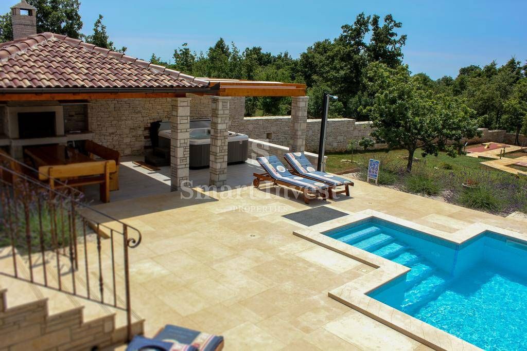ISTRIA - Svetvinčenat, 5-bedrooms house with pool, on a secluded location