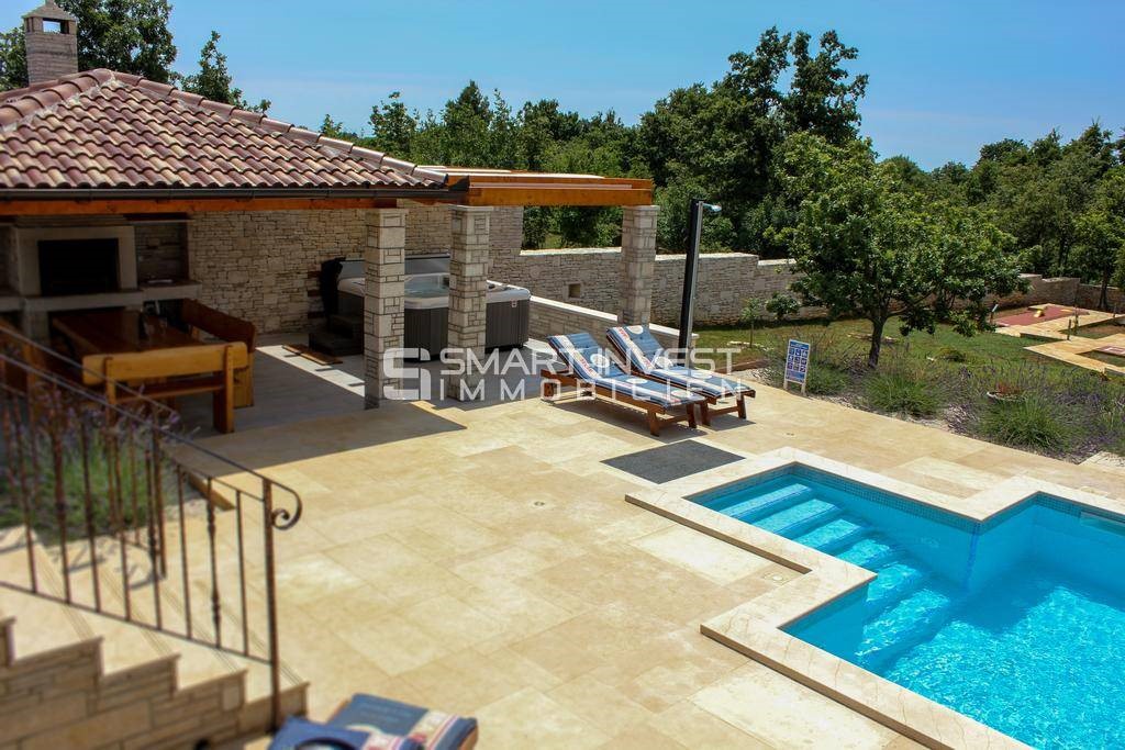 ISTRIA - Svetvinčenat, 5-bedrooms house with pool, on a secluded location