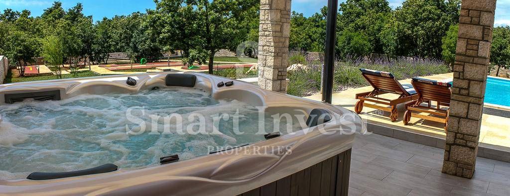 ISTRIA - Svetvinčenat, 5-bedrooms house with pool, on a secluded location