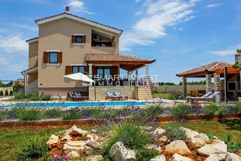 ISTRIA - Svetvinčenat, 5-bedrooms house with pool, on a secluded location