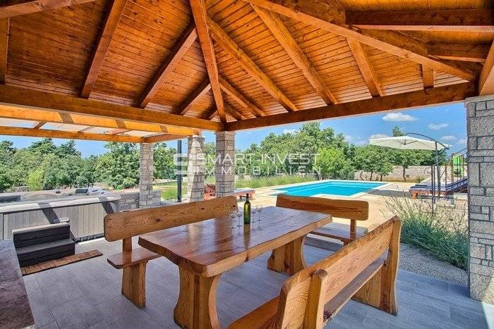 ISTRIA - Svetvinčenat, 5-bedrooms house with pool, on a secluded location