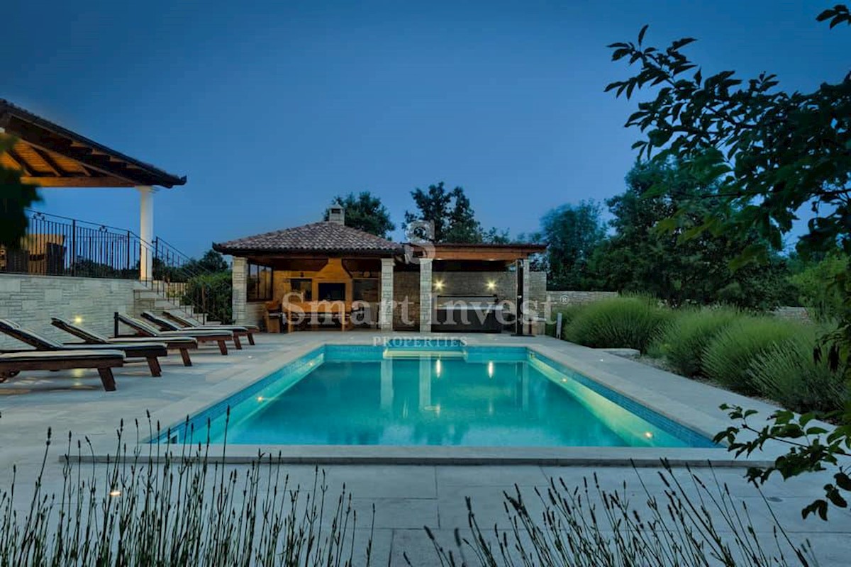 ISTRIA - Svetvinčenat, 5-bedrooms house with pool, on a secluded location