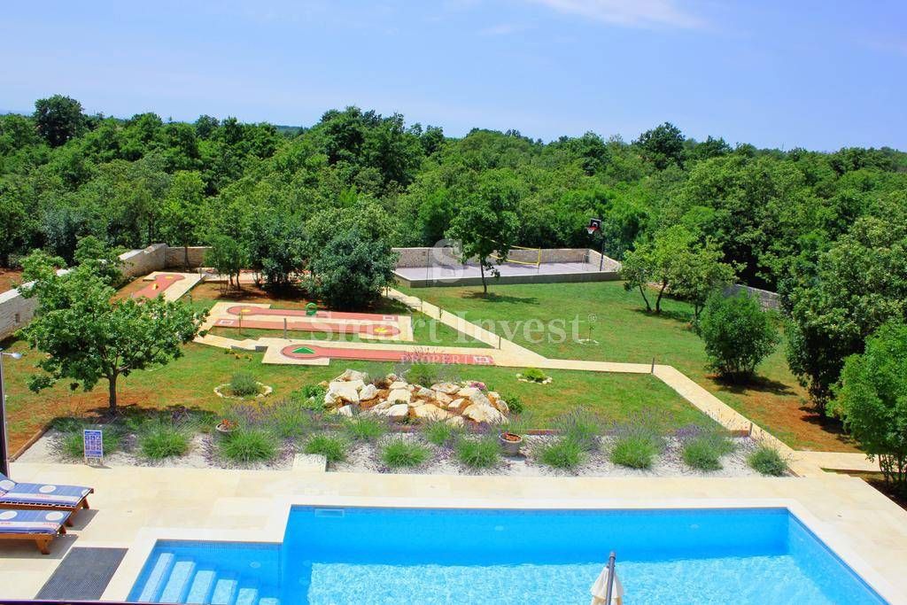 ISTRIA - Svetvinčenat, 5-bedrooms house with pool, on a secluded location