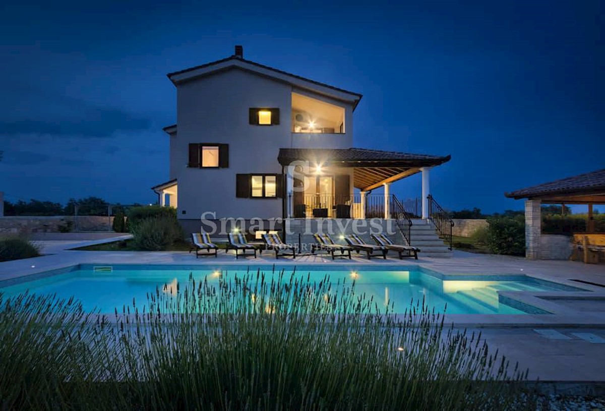 ISTRIA - Svetvinčenat, 5-bedrooms house with pool, on a secluded location