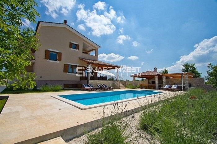 ISTRIA - Svetvinčenat, 5-bedrooms house with pool, on a secluded location