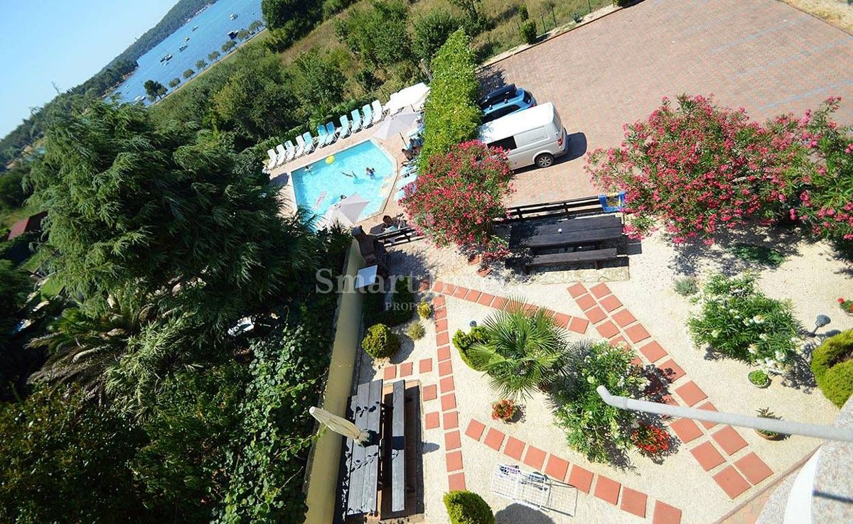 ISTRIA - MEDOLINO. Casa con appartamenti, piscina e splendida vista mare vicino al mare