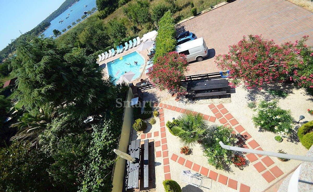 ISTRIA - MEDOLINO. Casa con appartamenti, piscina e splendida vista mare vicino al mare