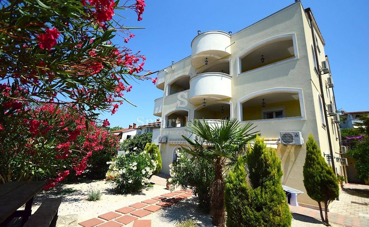 ISTRIA - MEDOLINO. Casa con appartamenti, piscina e splendida vista mare vicino al mare