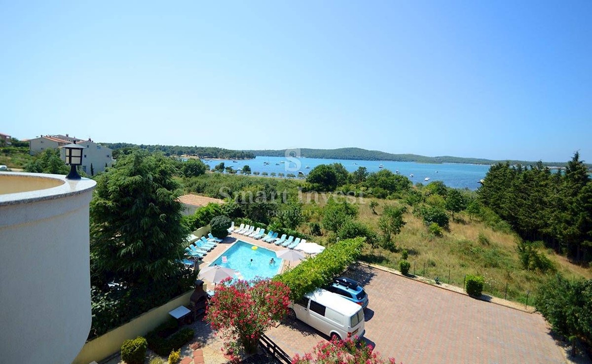 ISTRIA - MEDOLINO. Casa con appartamenti, piscina e splendida vista mare vicino al mare