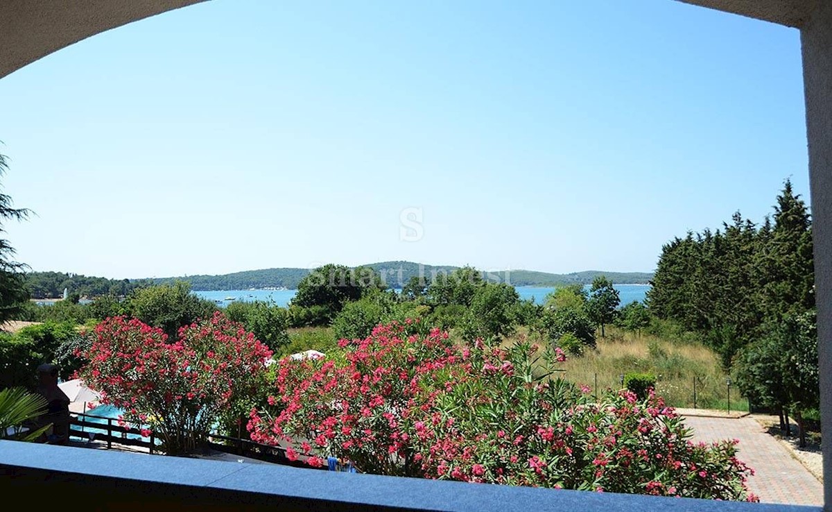 ISTRIA - MEDOLINO. Casa con appartamenti, piscina e splendida vista mare vicino al mare