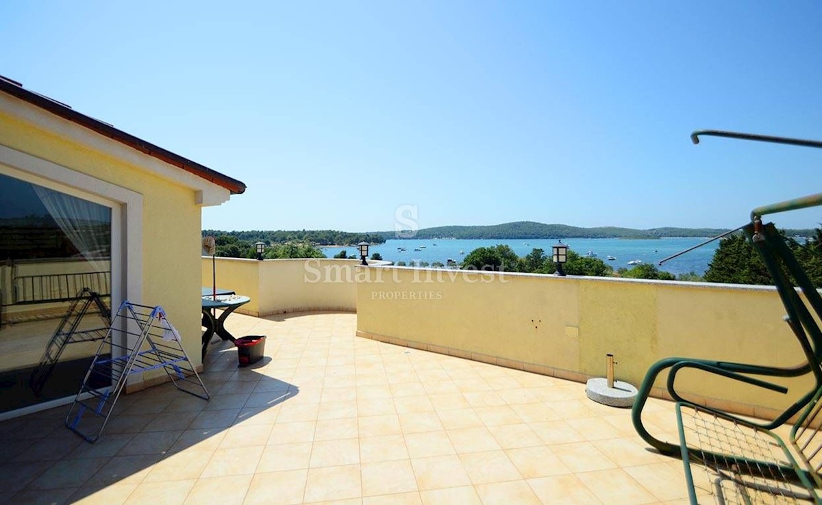 ISTRIA - MEDOLINO. Casa con appartamenti, piscina e splendida vista mare vicino al mare