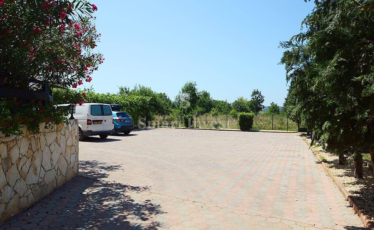 ISTRIA - MEDOLINO. Casa con appartamenti, piscina e splendida vista mare vicino al mare