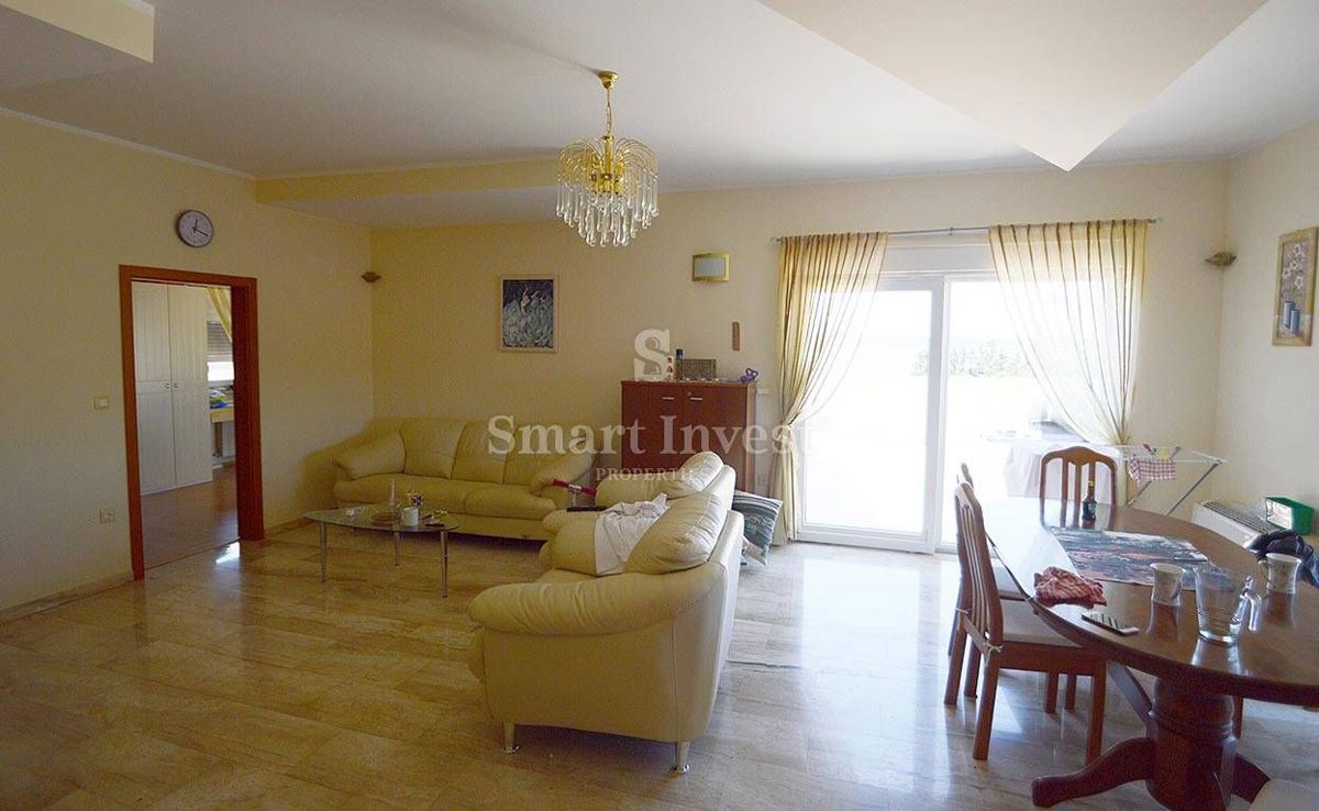 ISTRIA - MEDOLINO. Casa con appartamenti, piscina e splendida vista mare vicino al mare