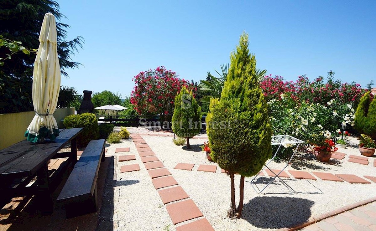 ISTRIA - MEDOLINO. Casa con appartamenti, piscina e splendida vista mare vicino al mare