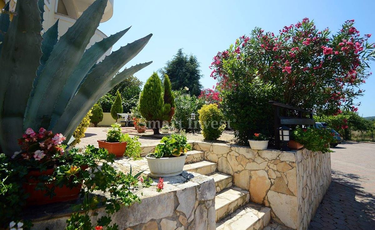 ISTRIA - MEDOLINO. Casa con appartamenti, piscina e splendida vista mare vicino al mare