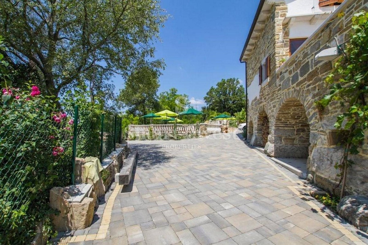 ISTRIA, TWO TRADITIONAL HOUSES WITH POOL IN CENTRAL ISTRIA