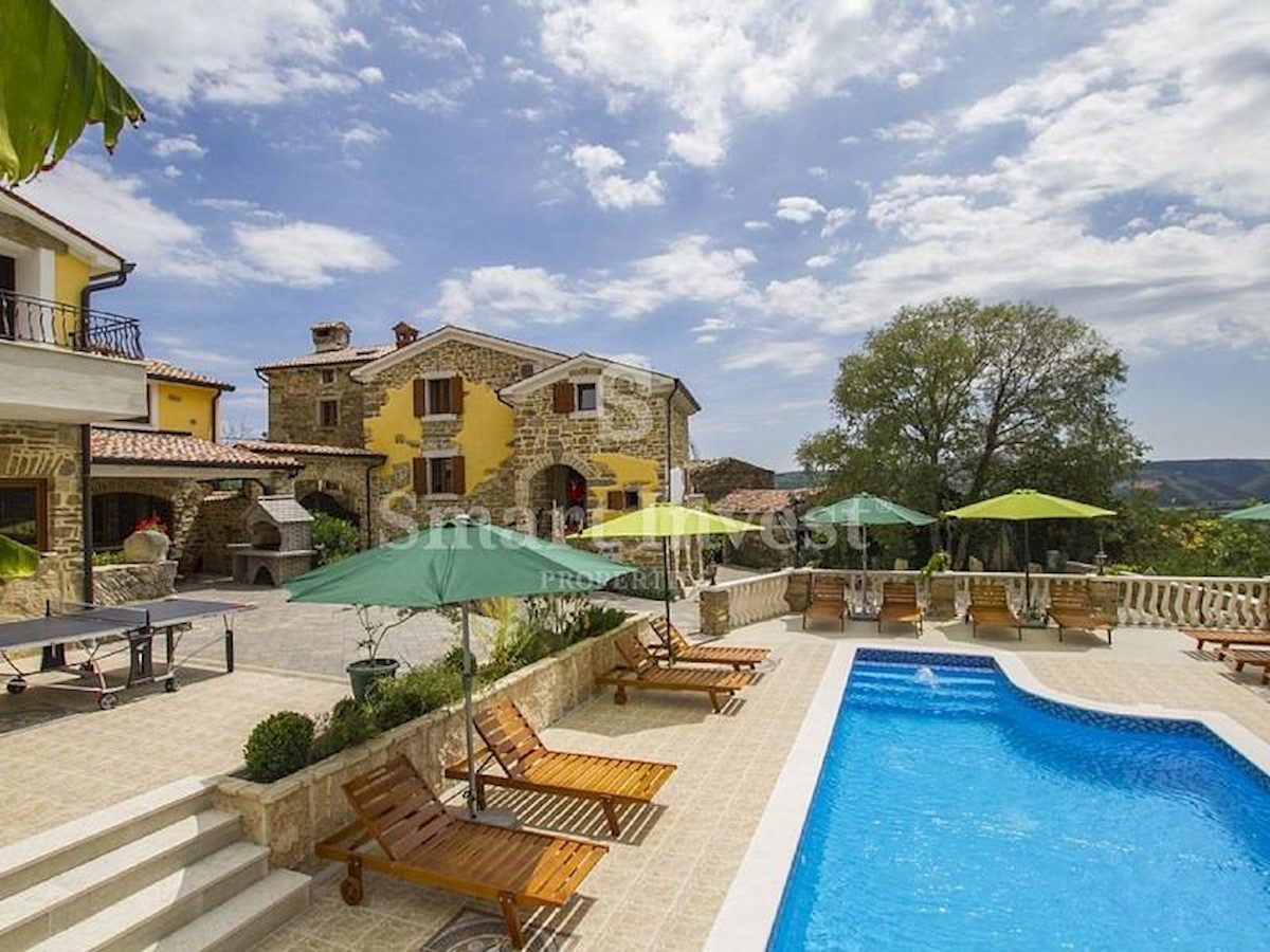 ISTRIA, TWO TRADITIONAL HOUSES WITH POOL IN CENTRAL ISTRIA