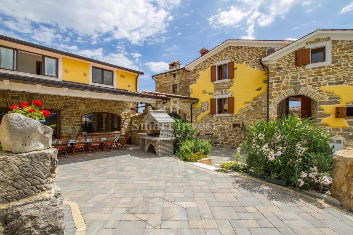 ISTRIA, TWO TRADITIONAL HOUSES WITH POOL IN CENTRAL ISTRIA