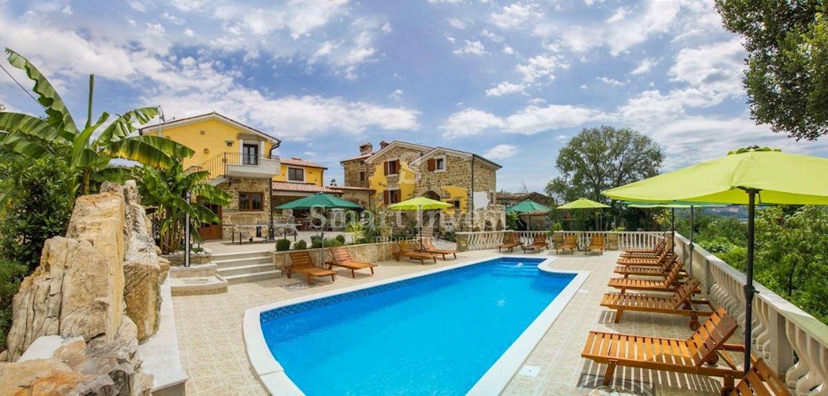 ISTRIA, TWO TRADITIONAL HOUSES WITH POOL IN CENTRAL ISTRIA