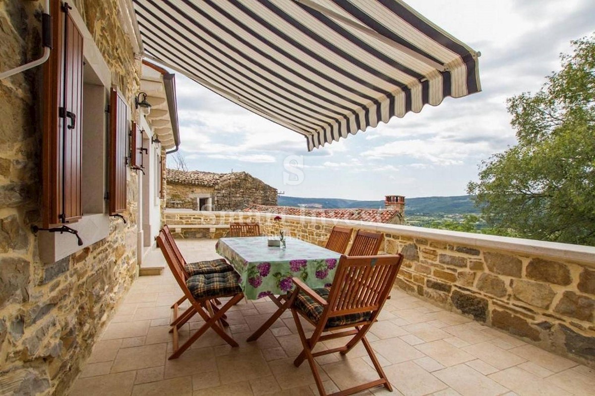 ISTRIA, TWO TRADITIONAL HOUSES WITH POOL IN CENTRAL ISTRIA