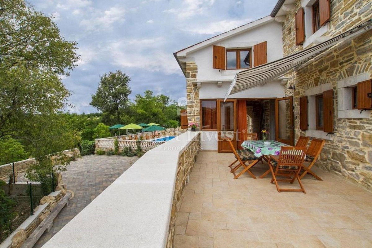 ISTRIA, TWO TRADITIONAL HOUSES WITH POOL IN CENTRAL ISTRIA