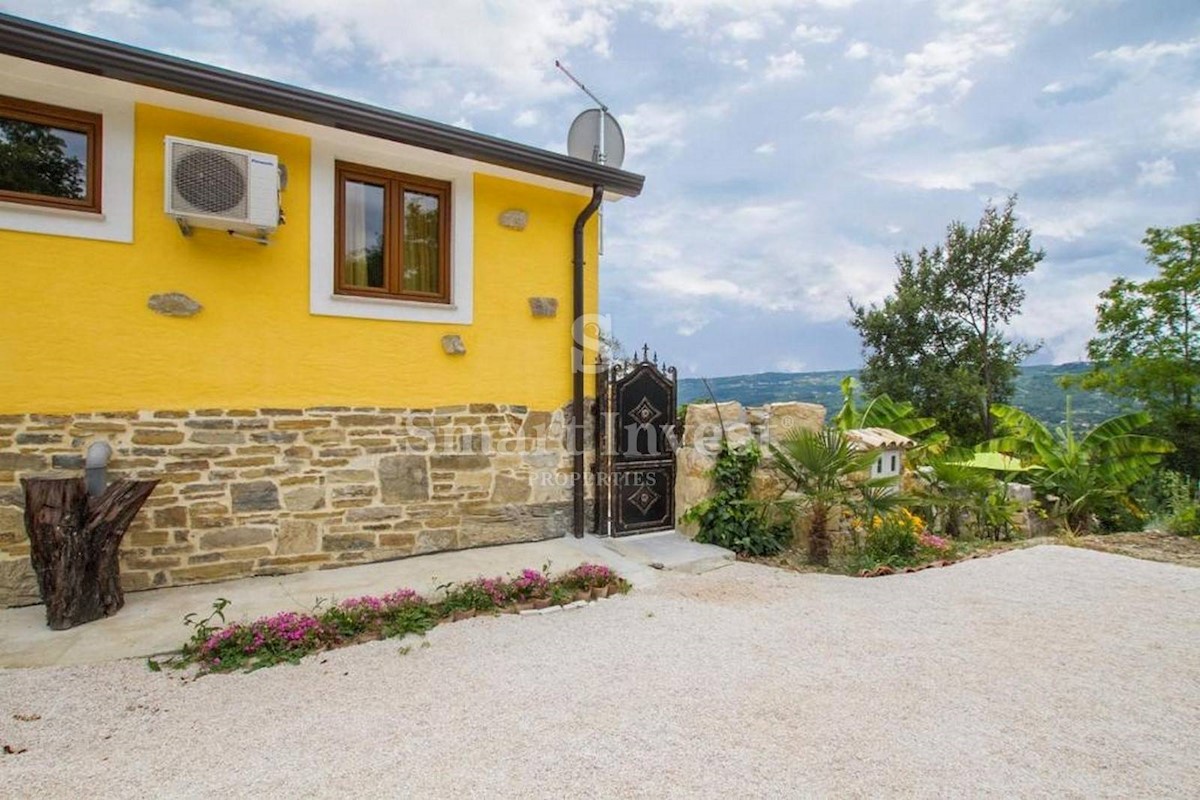 ISTRIA, TWO TRADITIONAL HOUSES WITH POOL IN CENTRAL ISTRIA