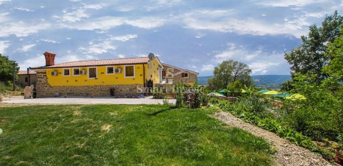 ISTRIA, TWO TRADITIONAL HOUSES WITH POOL IN CENTRAL ISTRIA